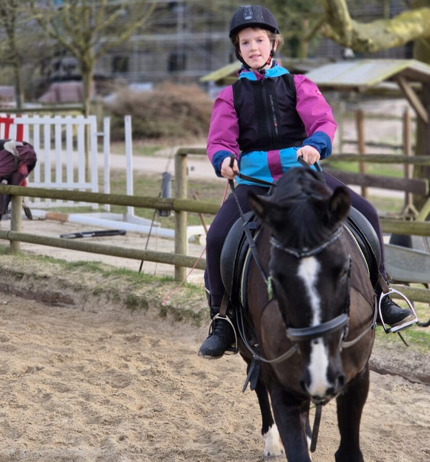 Tochter reitet Pony